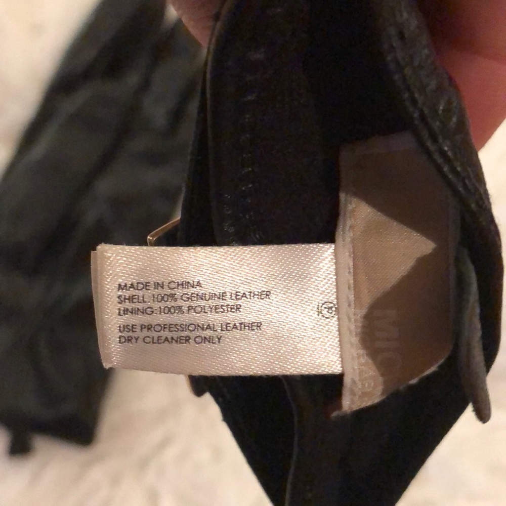 Michael Kors Genuine leather quilted gloves. - Picture 4 of 6